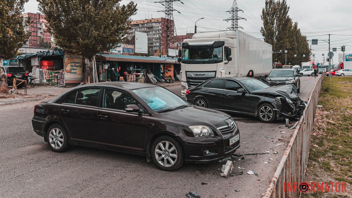 У Дніпрі на Донецькому шосе біля "Каравану" зіштовхнулись Mercedes, Toyota та фура: утворився затор