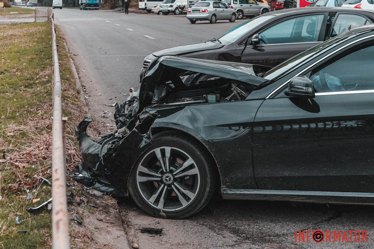 У четвер, 31 жовтня, на Донецькому шосе, в районі перехрестя з вулицею Березинською, сталася аварія У Дніпрі на Донецькому шосе зіштовхнулись Mercedes, Toyota та фура: утворився затор 1