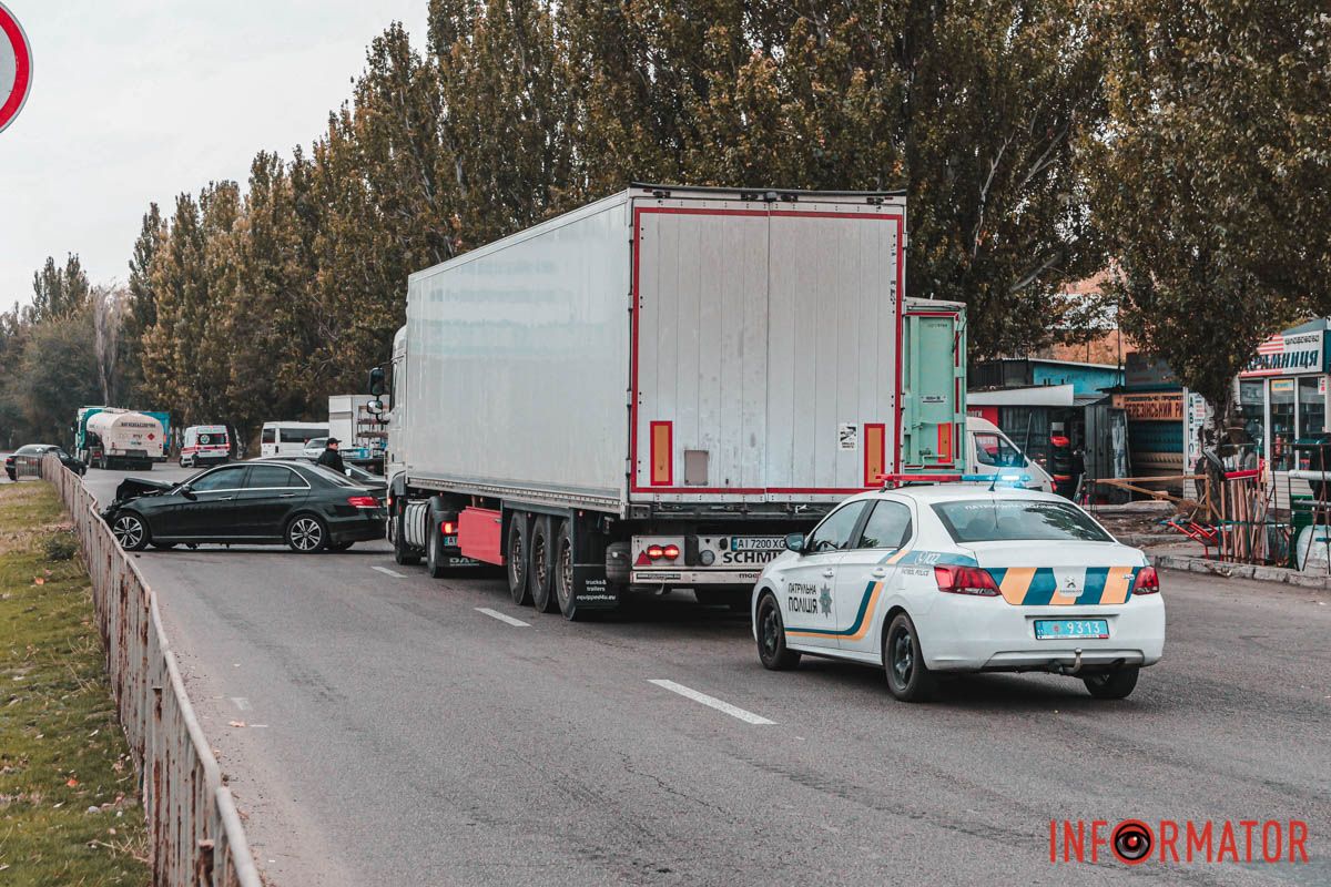 Зіштовхнулись Toyota, Mercedes та фура У Дніпрі на Донецькому шосе зіштовхнулись Mercedes, Toyota та фура: утворився затор 2