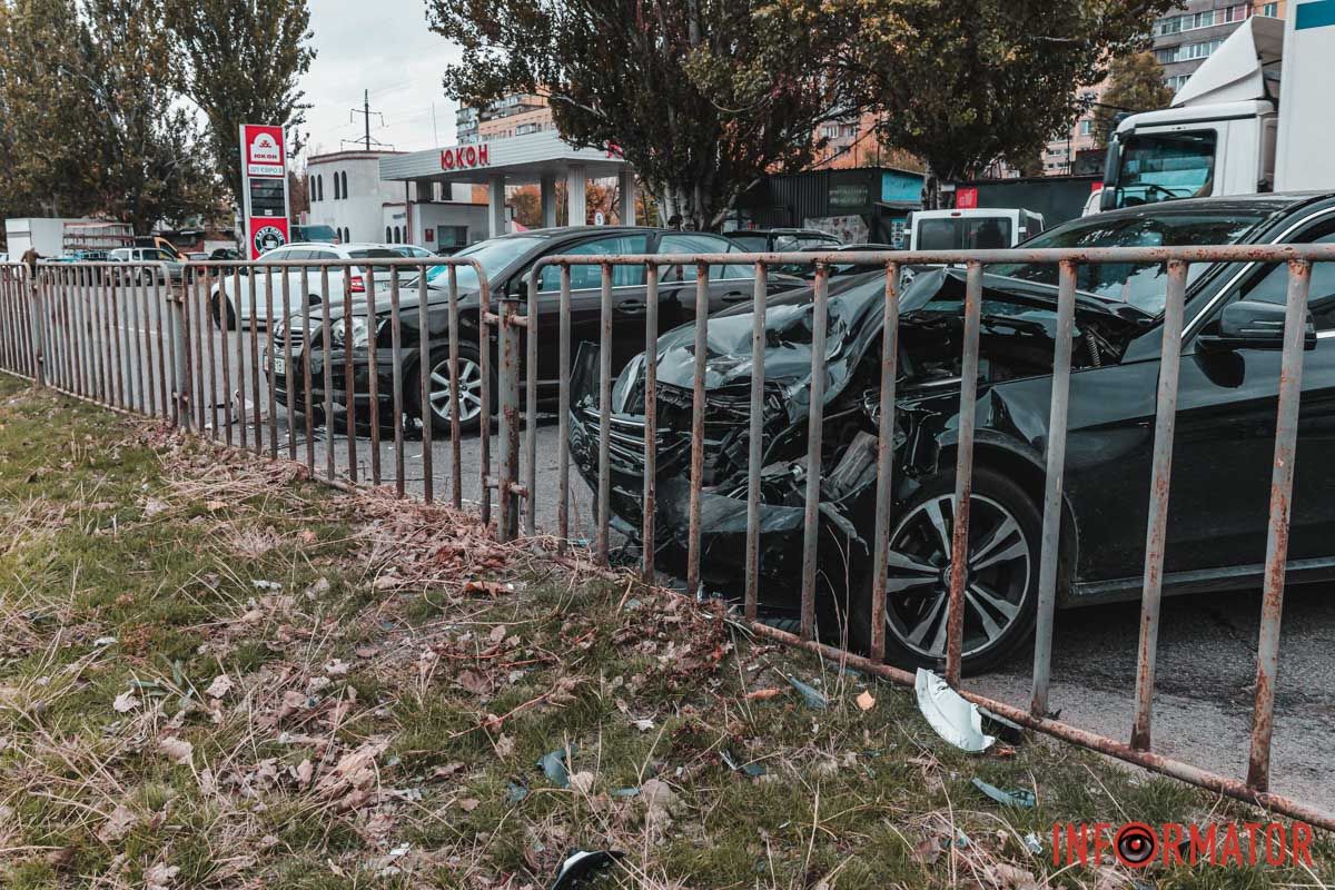Сюди приїхали правоохоронці У Дніпрі на Донецькому шосе зіштовхнулись Mercedes, Toyota та фура: утворився затор 3