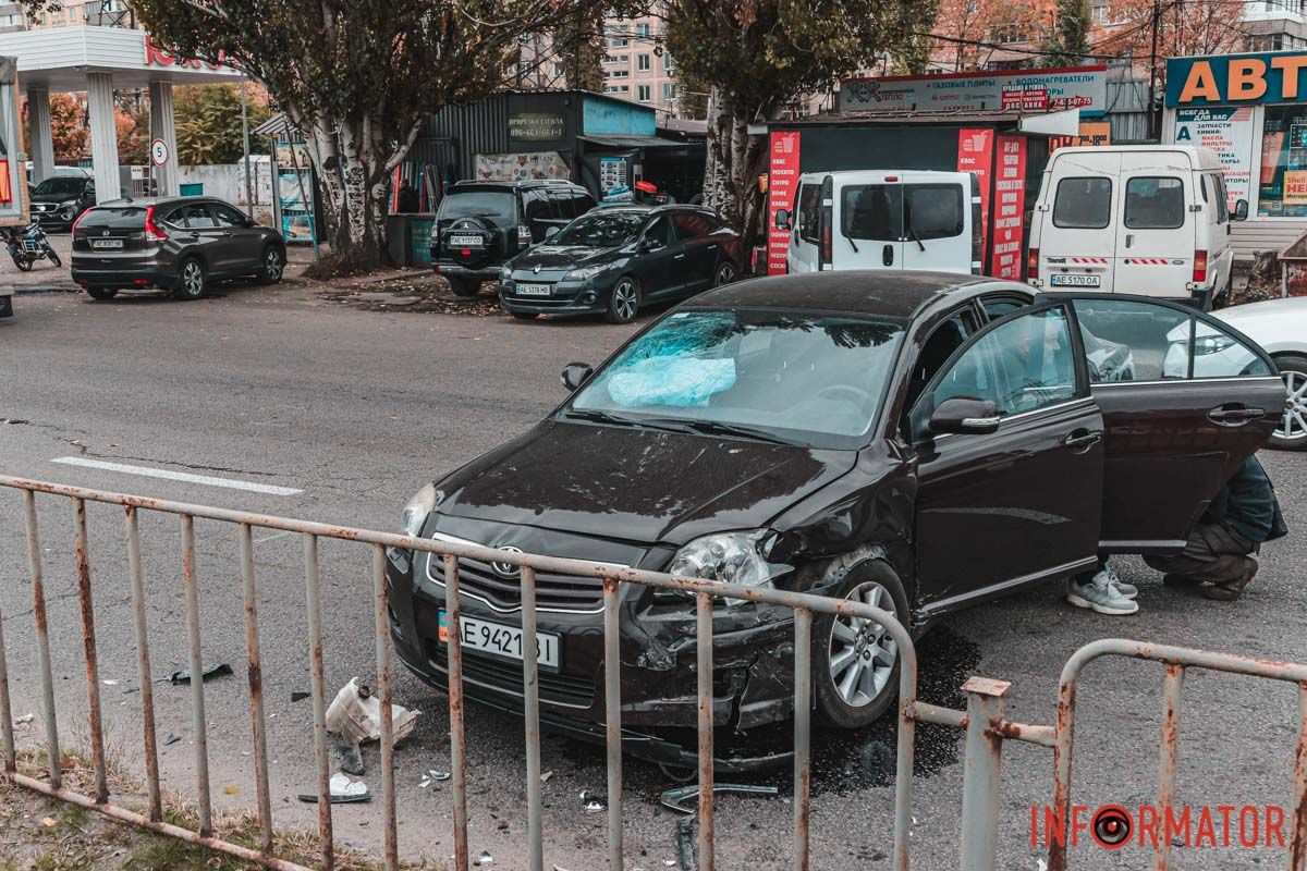 Що стало причиною зіткнення – наразі невідомо У Дніпрі на Донецькому шосе зіштовхнулись Mercedes, Toyota та фура: утворився затор 5