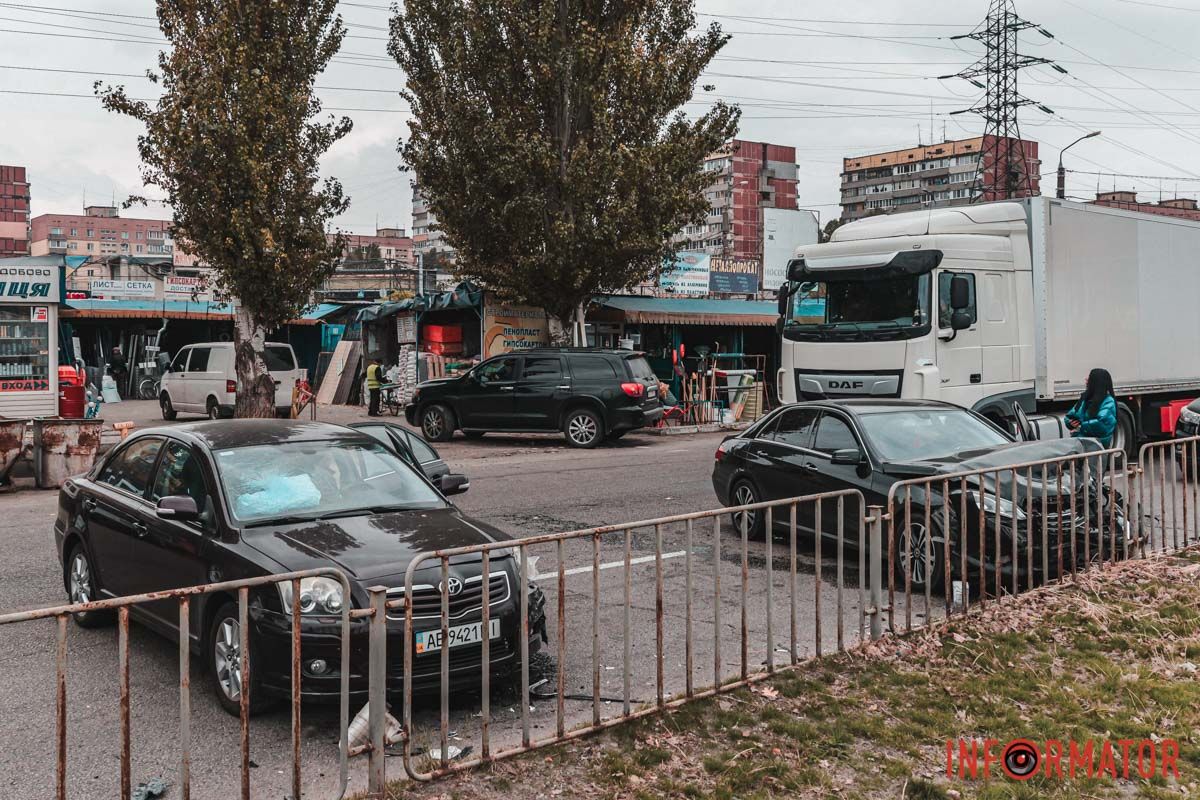 В результаті ДТП ускладнений рух в напрямку вулиці Старочумацької У Дніпрі на Донецькому шосе зіштовхнулись Mercedes, Toyota та фура: утворився затор 6