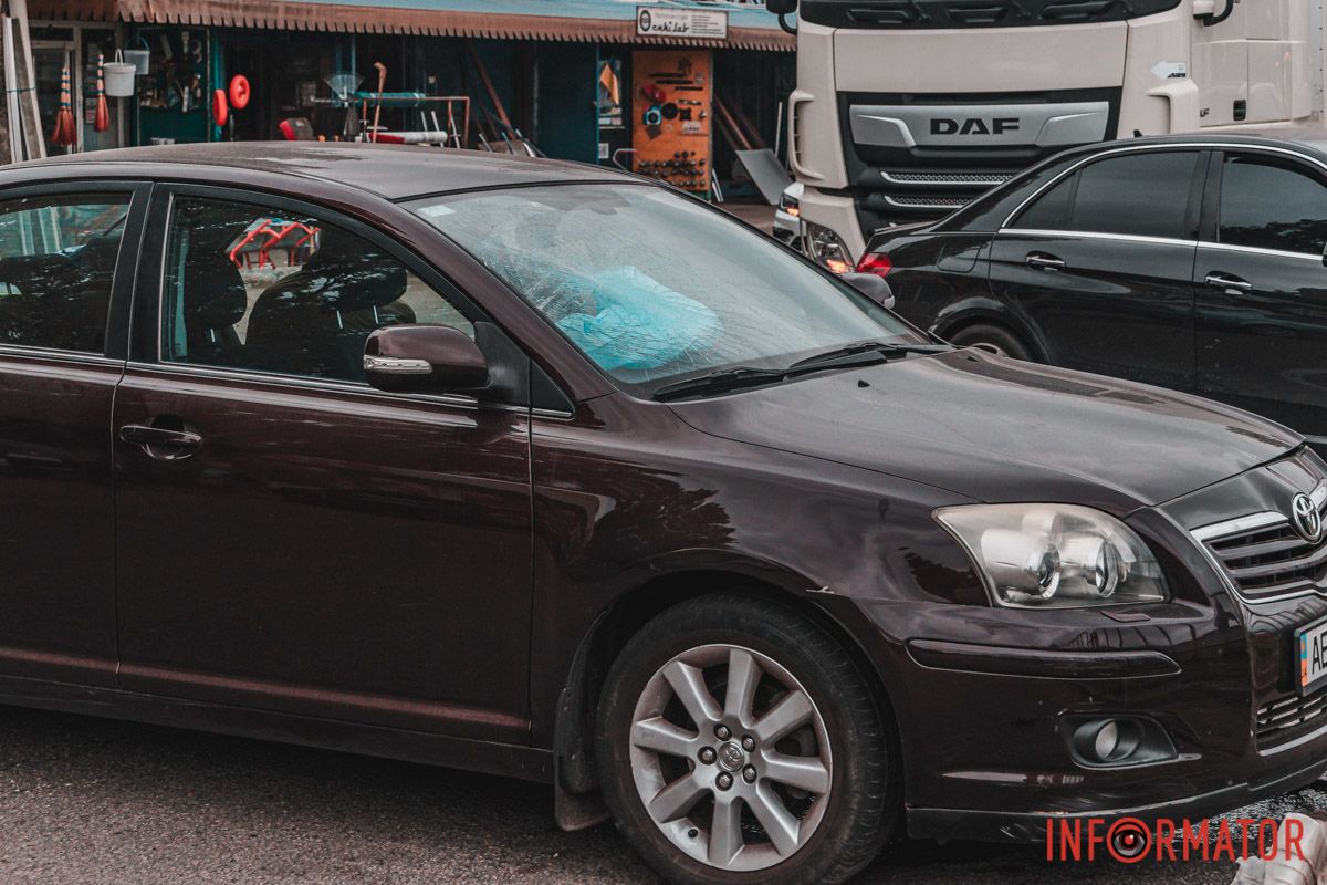 Зайняті дві смуги У Дніпрі на Донецькому шосе зіштовхнулись Mercedes, Toyota та фура: утворився затор 7