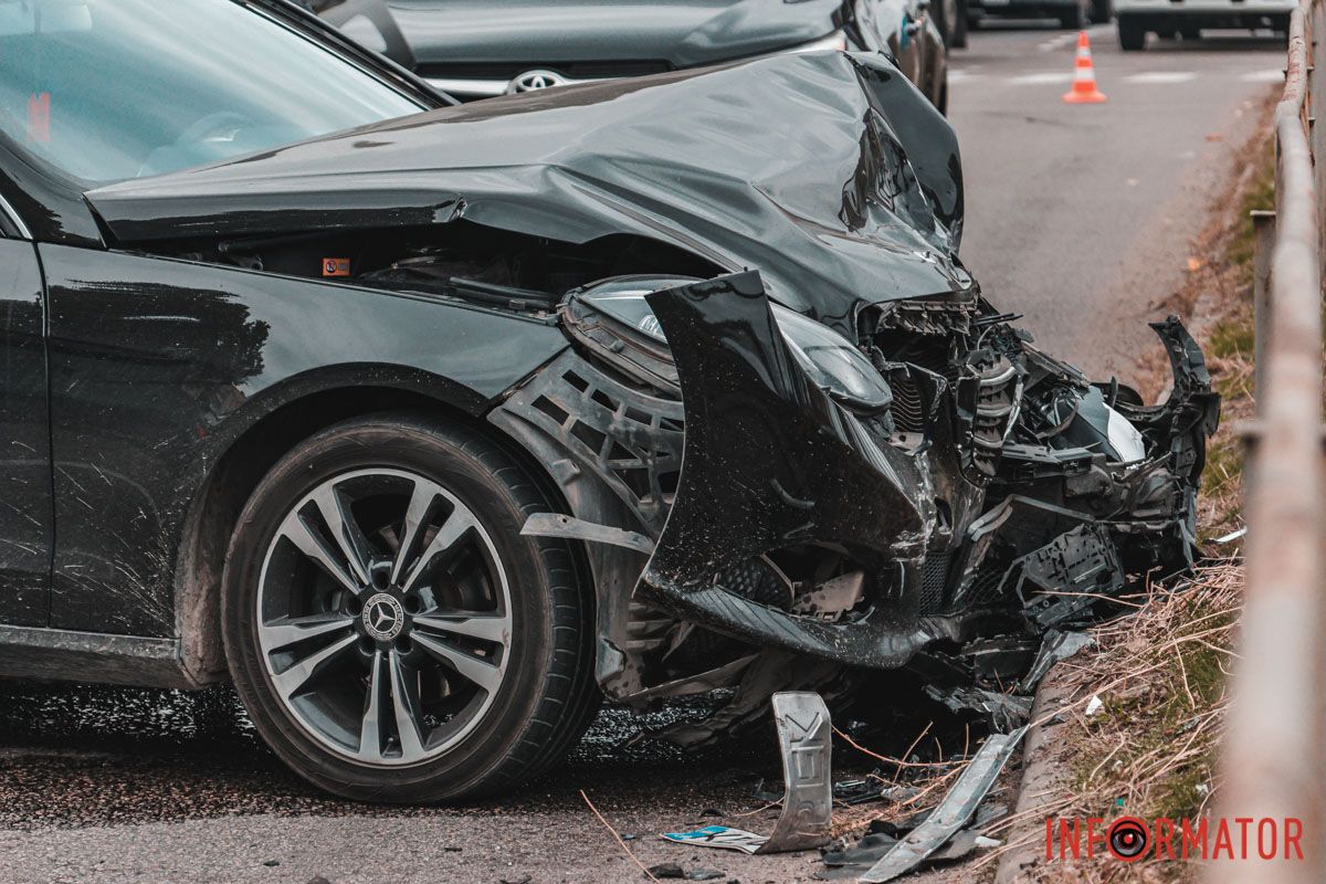 Враховуйте це при плануванні своїх поїздок У Дніпрі на Донецькому шосе зіштовхнулись Mercedes, Toyota та фура: утворився затор 8