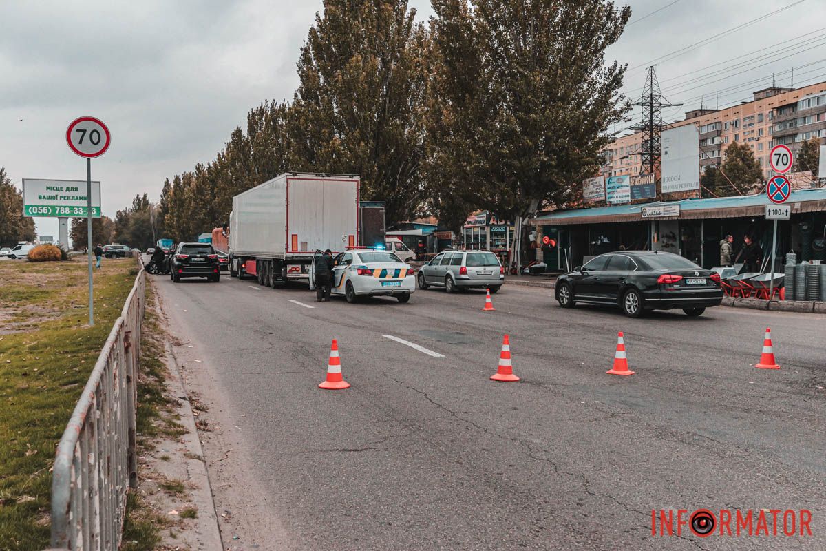 Наразі на місці подій правоохоронці з'ясовують усі обставини аварії  У Дніпрі на Донецькому шосе зіштовхнулись Mercedes, Toyota та фура: утворився затор 9