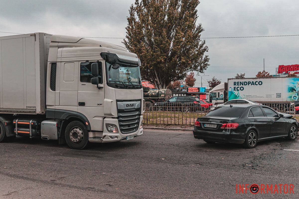 Про постраждалих не повідомляється - дані уточнюються У Дніпрі на Донецькому шосе зіштовхнулись Mercedes, Toyota та фура: утворився затор 10