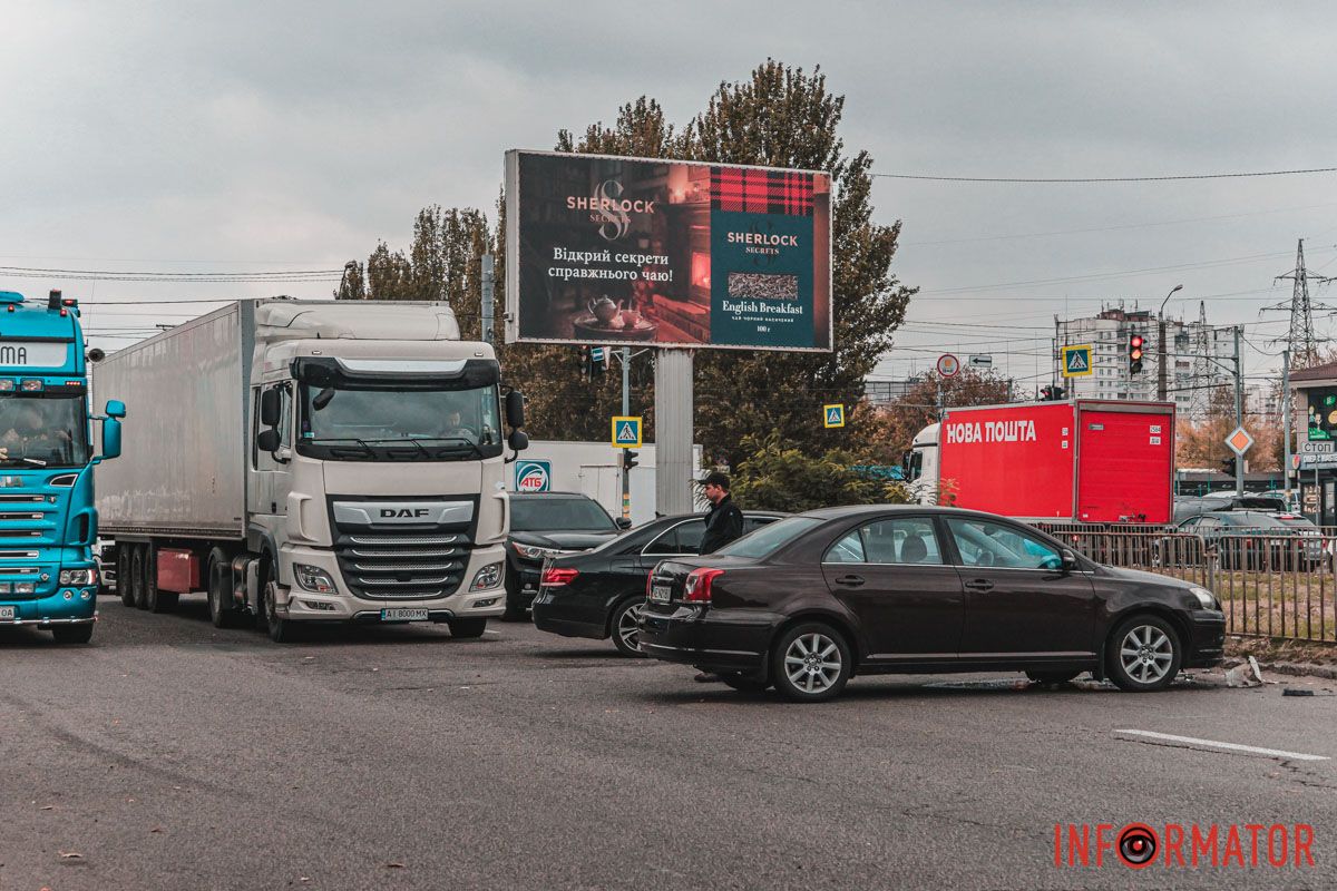 Наразі на місці аварії продовжується робота правоохоронців У Дніпрі на Донецькому шосе зіштовхнулись Mercedes, Toyota та фура: утворився затор 11