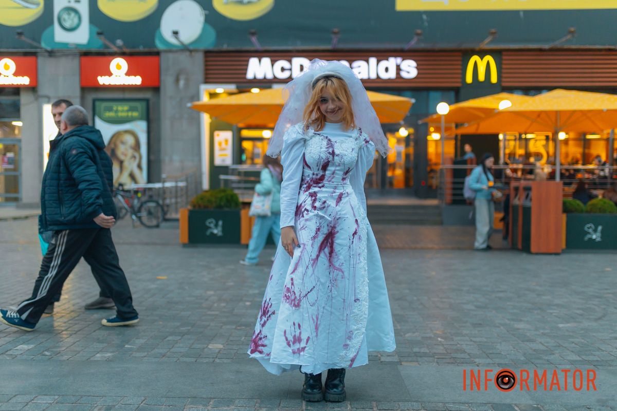 Навпроти McDonald's