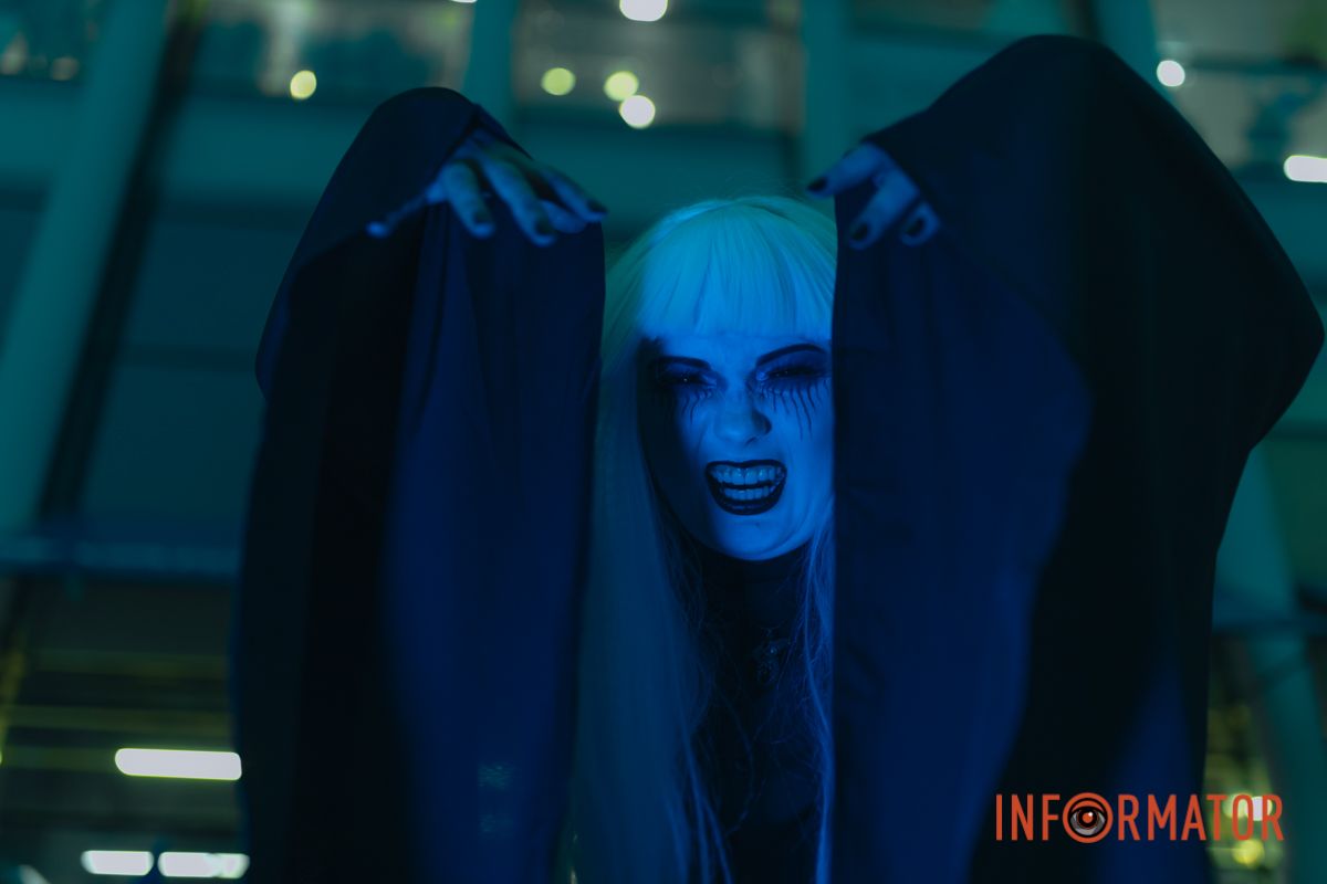 Геловін люди вдягаються у костюми різних міфічних істот