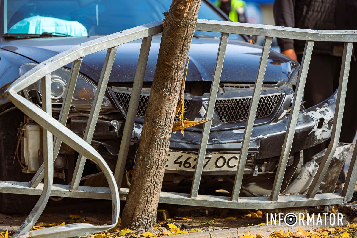 На Слобожанском проспекте, в районе дома №93, произошла авария На Слобожанском проспекте, в районе дома №93, произошла авария