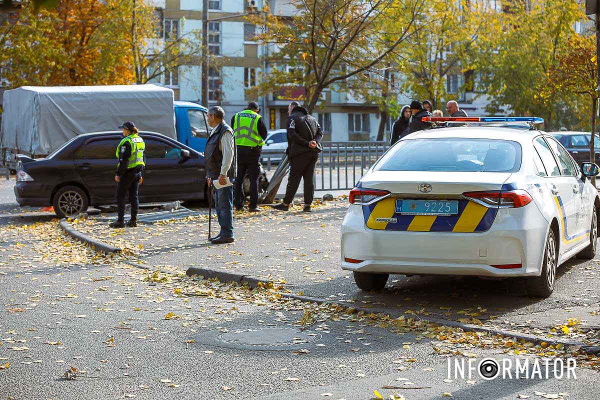 Здесь Mitsubishi Lancer врезался в ограждение Здесь Mitsubishi Lancer врезался в ограждение