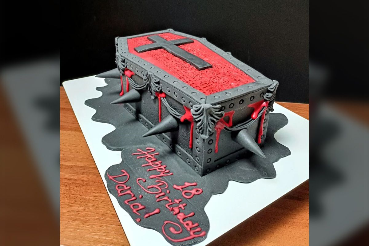 Цей торт замовили на 18-річчя дівчини Цей торт замовили на 18-річчя дівчини