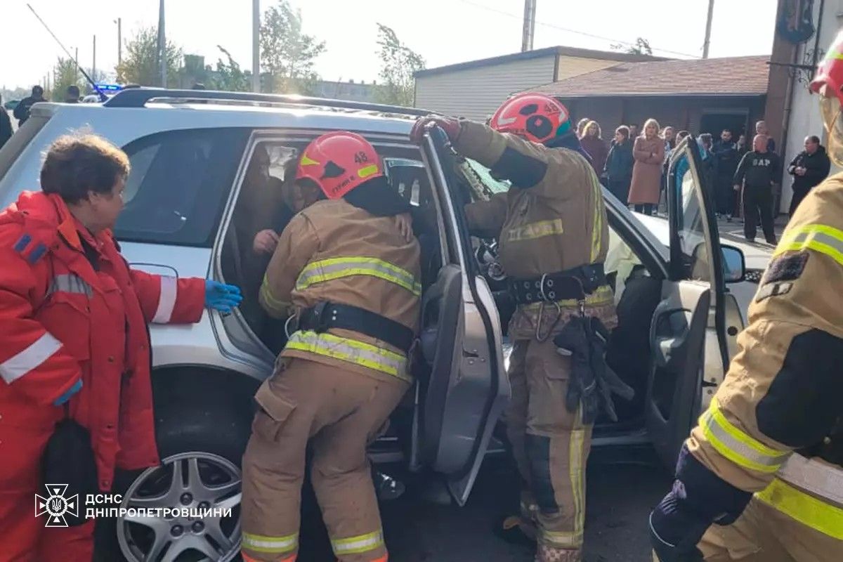 Рятувальники деблокували з автівок постраждалих  Рятувальники деблокували з автівок постраждалих