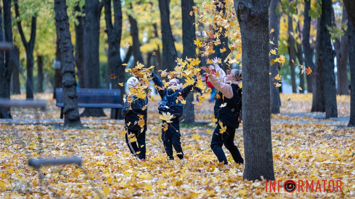 Останні теплі дні: у парк Шевченка у Дніпрі завітала «золота осінь»