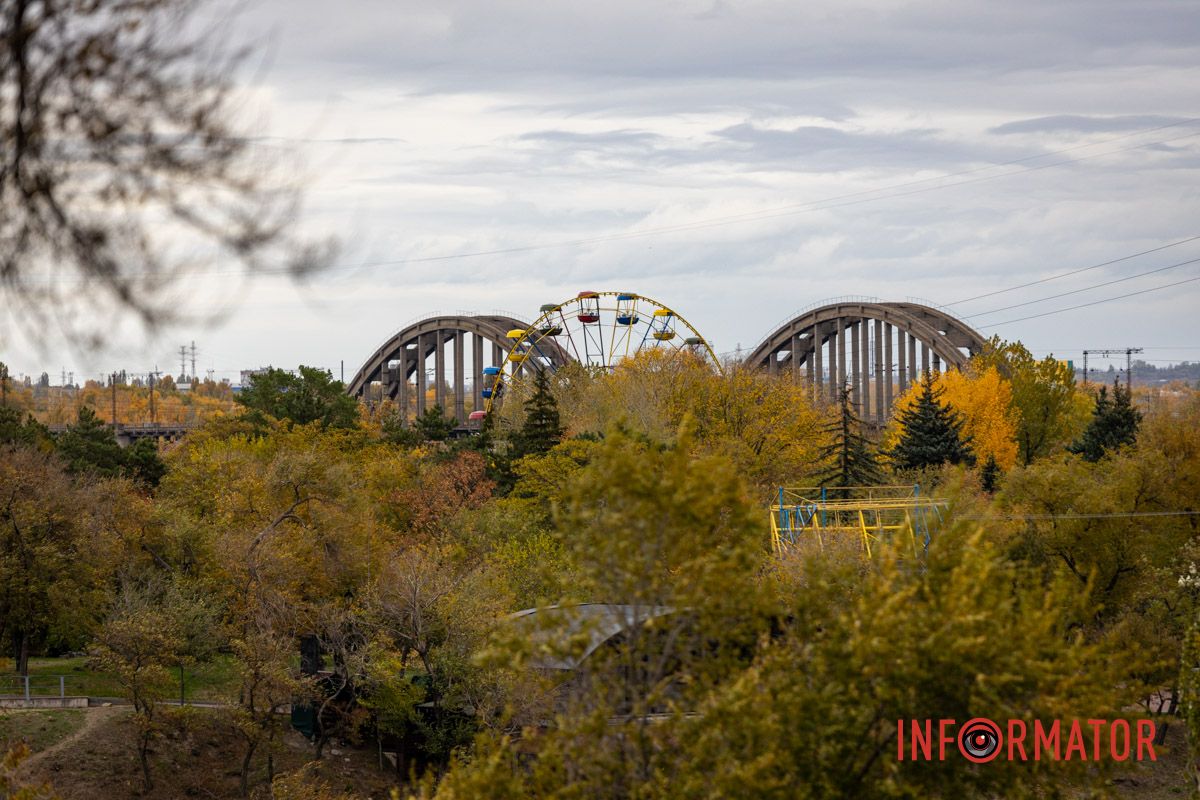 Колесо огляду на Монастирському острові Останні теплі дні: у парк Шевченко у Дніпрі завітала «золота осінь» 12