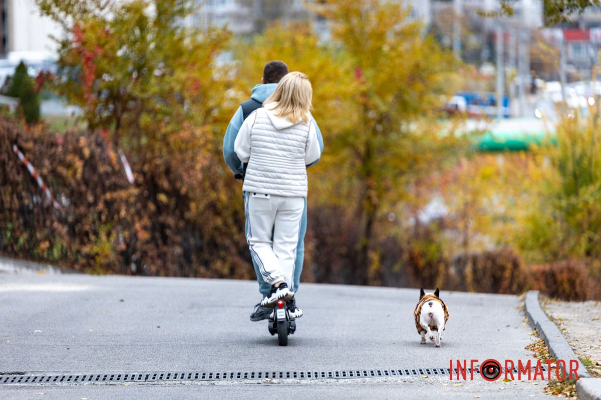 Люди катаються на електросамокаті Останні теплі дні: у парк Шевченко у Дніпрі завітала «золота осінь» 15