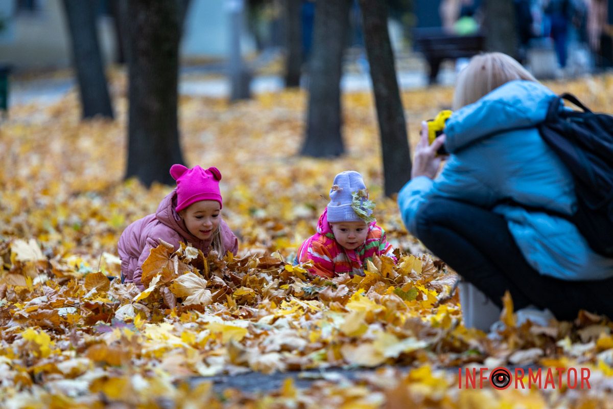 Перегляд старих фото викликає відчуття якоїсь ностальгії Останні теплі дні: у парк Шевченко у Дніпрі завітала «золота осінь» 26