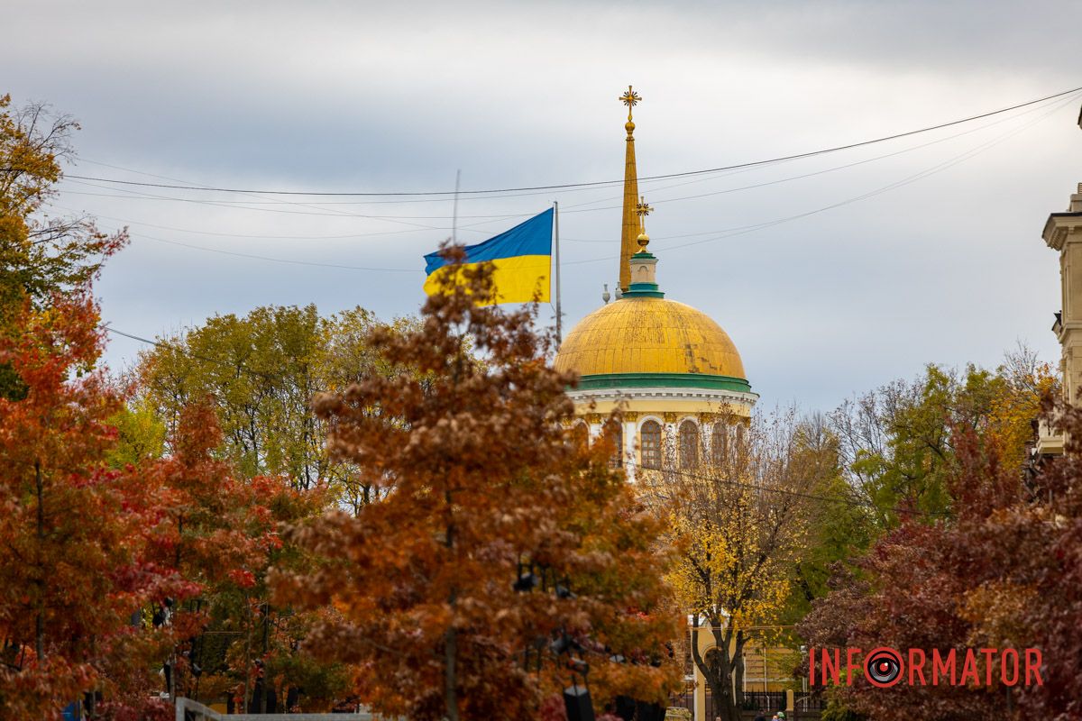 Соборна площа в Дніпрі Останні теплі дні: у парк Шевченко у Дніпрі завітала «золота осінь» 32