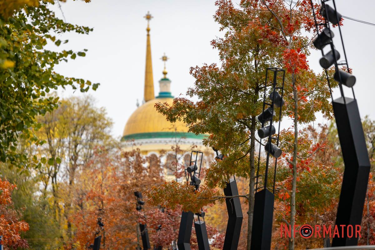 Вид на церкву Останні теплі дні: у парк Шевченко у Дніпрі завітала «золота осінь» 33