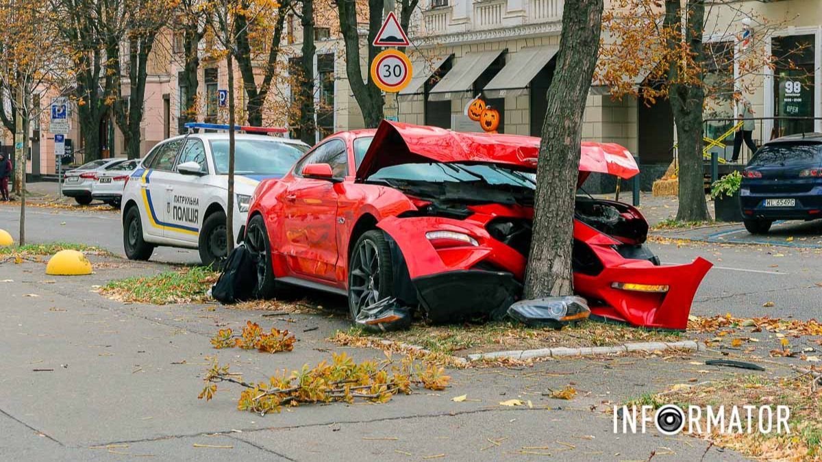 У Дніпрі на Вернадського Ford Mustang GT зачепив Renault та врізався у дерево