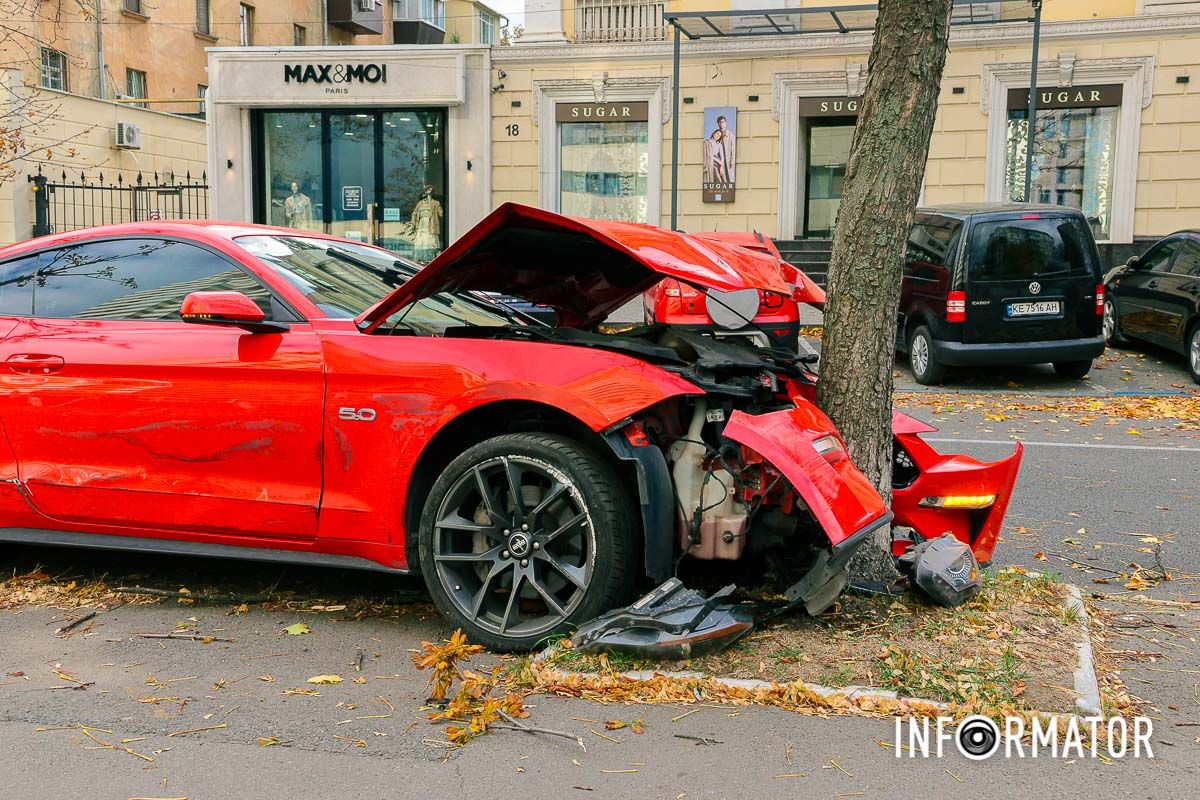 ут столкнулись Ford Mustang GT и Renault ДТП 2