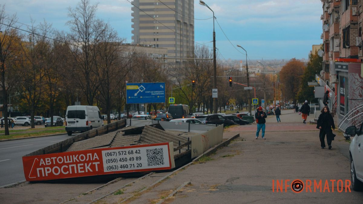 У Дніпрі на проспекті Олександра Поля завалилась зупинка