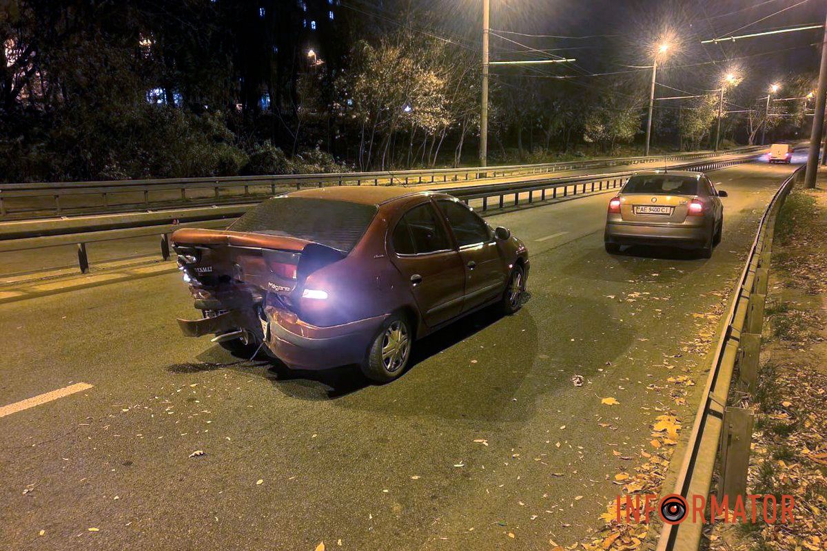 Постраждали двоє людей У Дніпрі на проїзді Гальченка зіткнулися Renault таксі Opti та Renault: є постраждалі 4