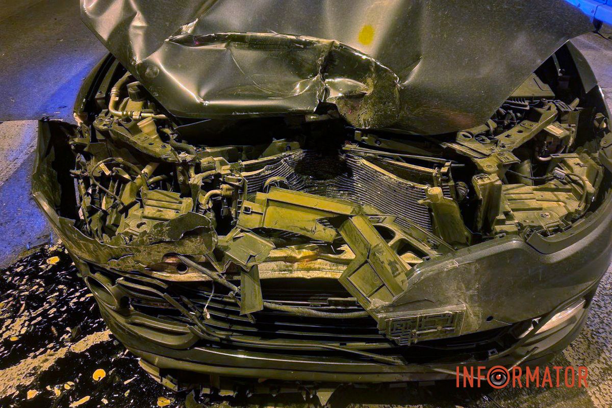 Зіткнулися два Renault, один з них - таксі Opti У Дніпрі на проїзді Гальченка зіткнулися Renault таксі Opti та Renault: є постраждалі 2