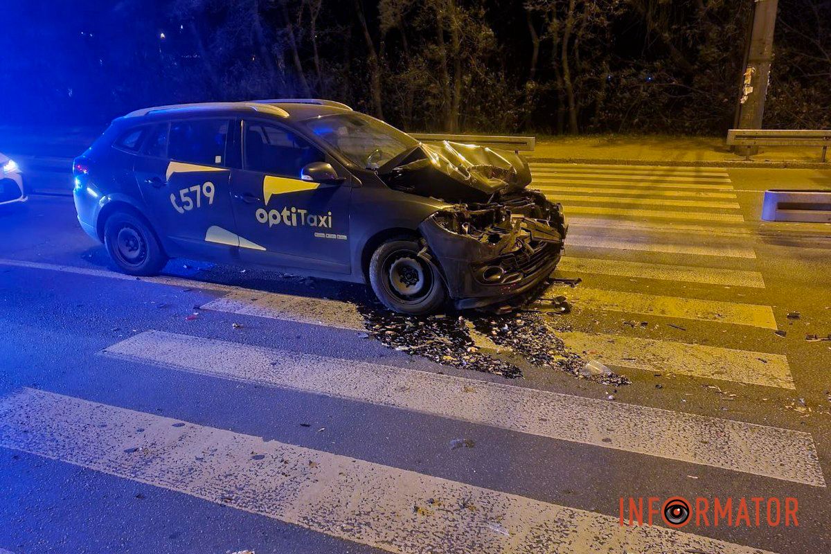 Всі обставини встановлюватиме слідчий з ДТП У Дніпрі на проїзді Гальченка зіткнулися Renault таксі Opti та Renault: є постраждалі 5