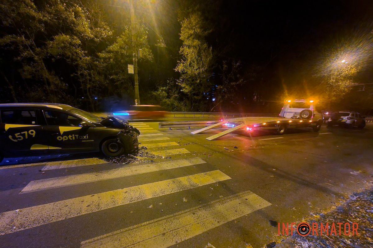 На місці поліцейські та евакуатор У Дніпрі на проїзді Гальченка зіткнулися Renault таксі Opti та Renault: є постраждалі 3