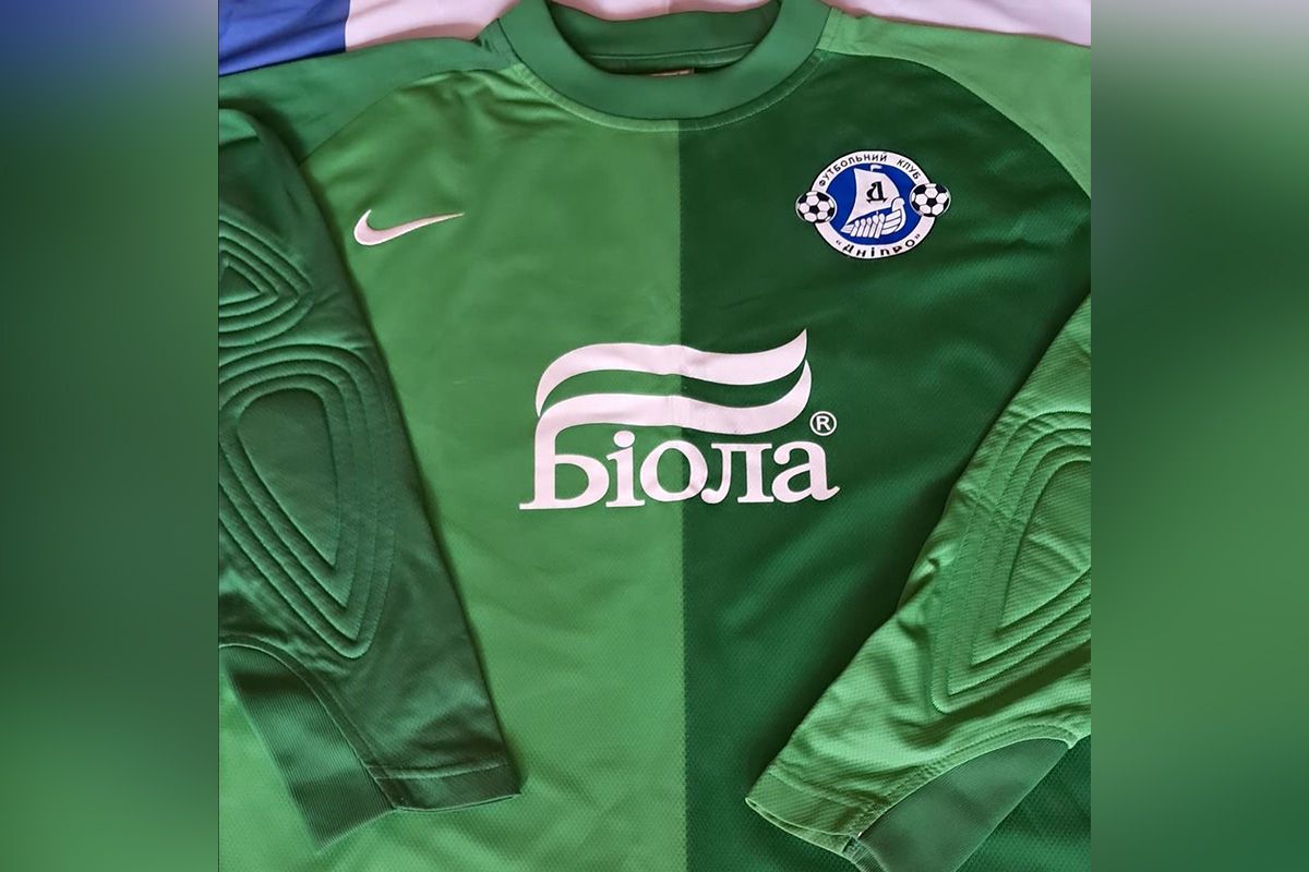 У Дніпрі на благодійний аукціон виставили воротарську кофту колишнього гравця ФК “Дніпро” В’ячеслава Кернозенка з автографом У Дніпрі на благодійний аукціон виставили воротарську кофту колишнього гравця ФК “Дніпро” В’ячеслава Кернозенка з автографом