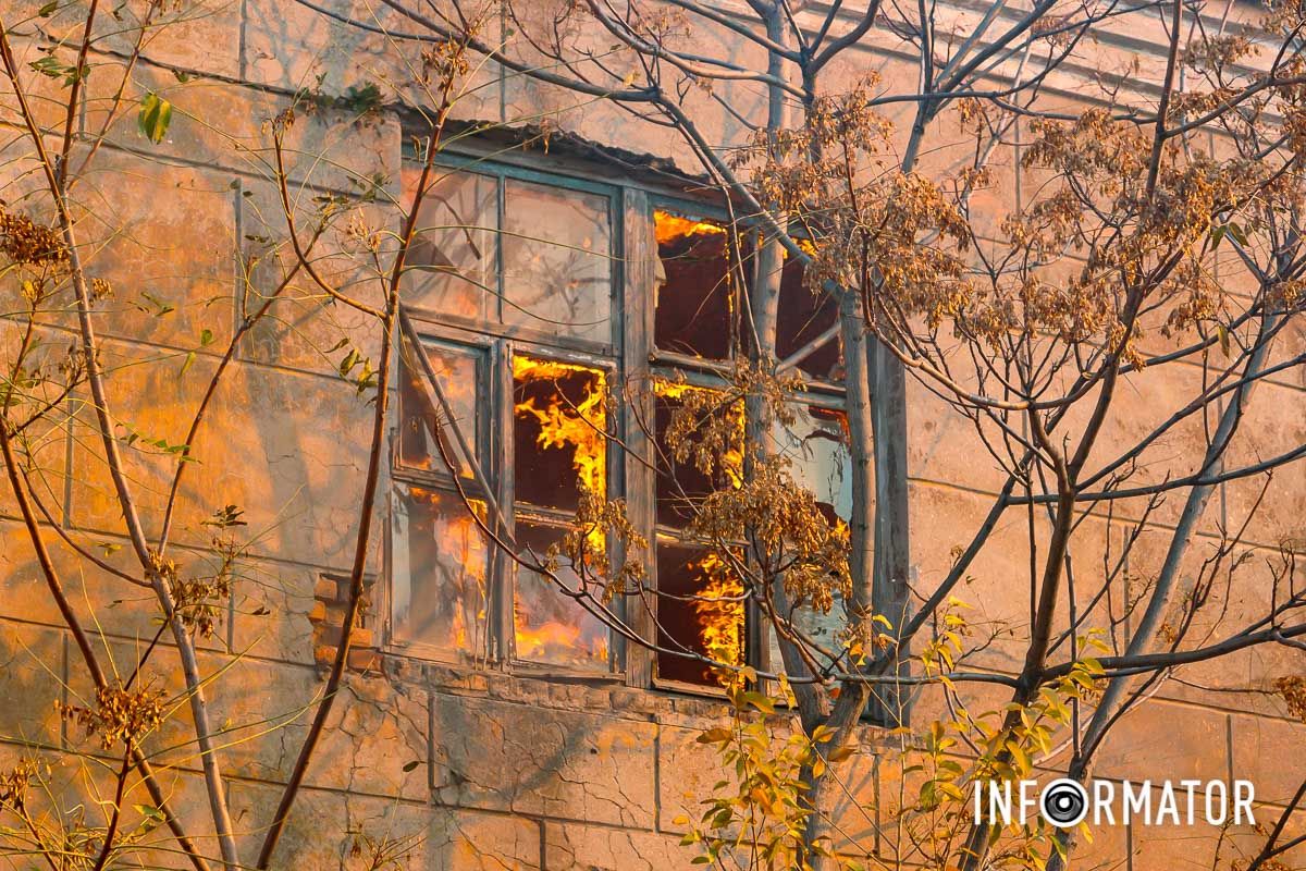 Тут вогонь охопив будинок Стовп диму видно з лівого берега: у Дніпрі на вулиці Вишиваного сталася пожежа 2