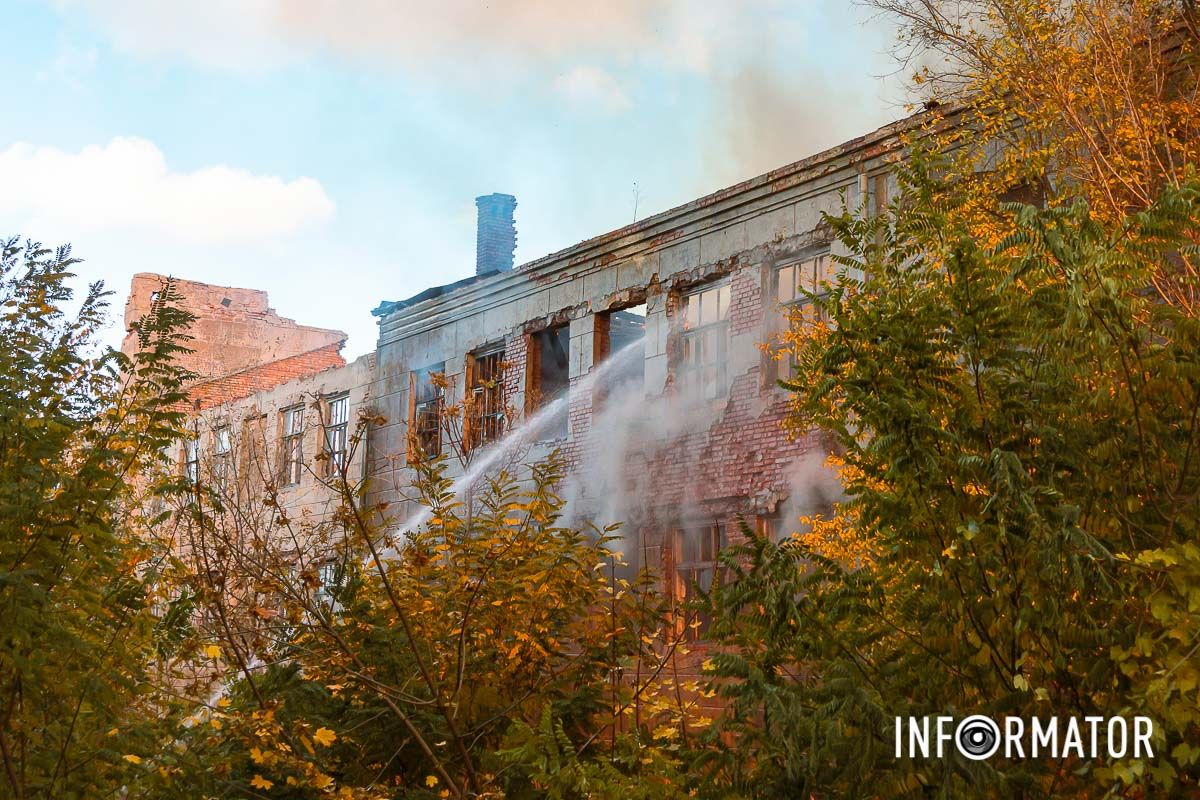 5 листопада у Дніпрі, на перетині вулиць Вишиваного (колишня Свєтлова) та Первозванівської (колишня Короленка), сталася пожежа Стовп диму видно з лівого берега: у Дніпрі на вулиці Вишиваного сталася пожежа 1