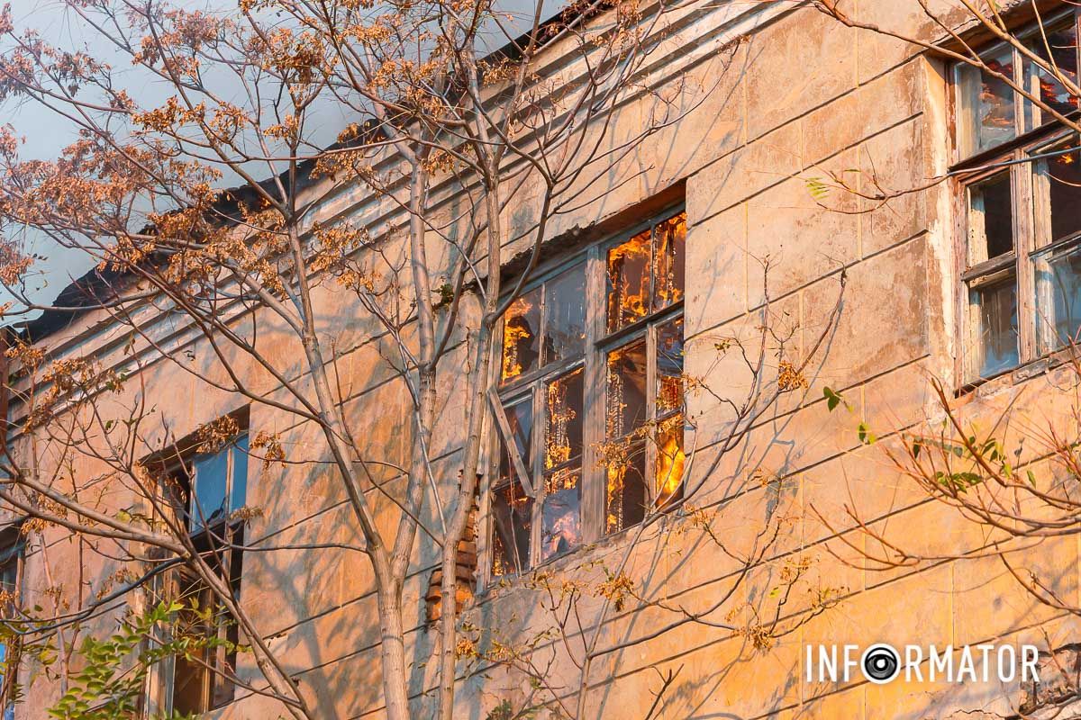 На місці працюють рятувальники Стовп диму видно з лівого берега: у Дніпрі на вулиці Вишиваного сталася пожежа 3