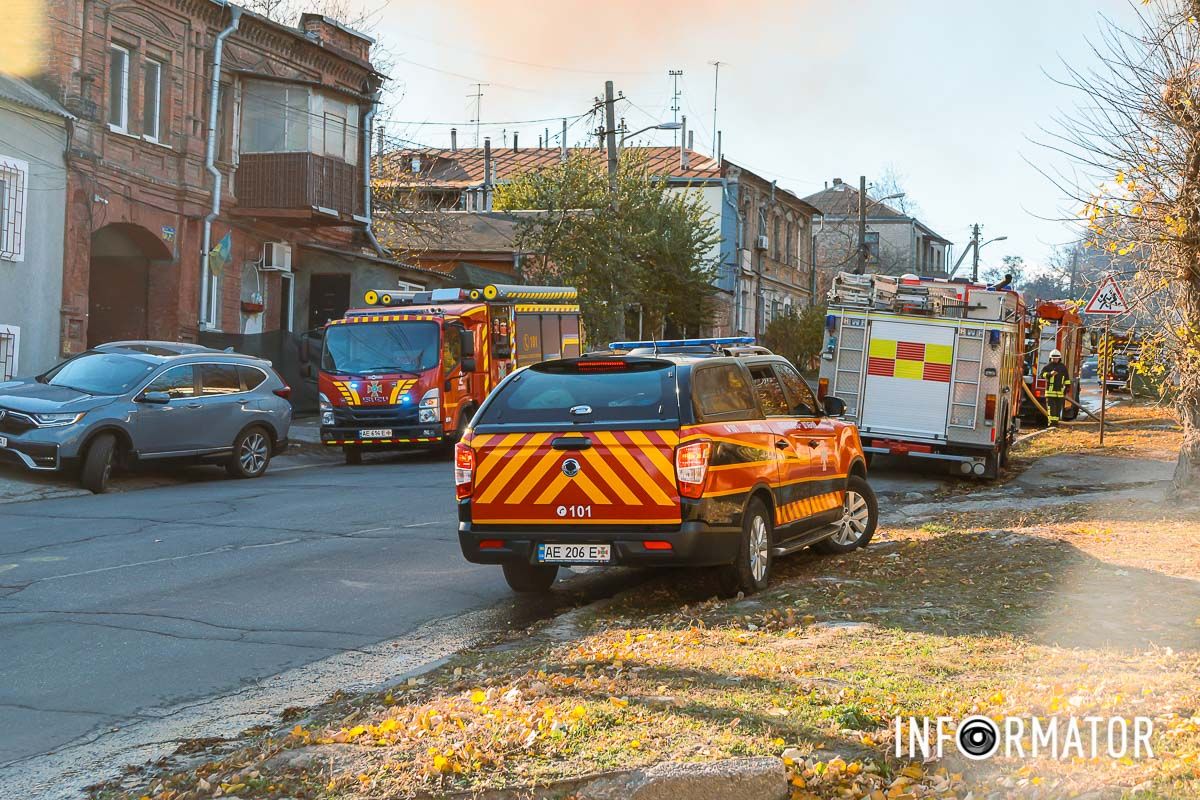 Станом на 10:15, вогонь перекинувся на дах будинку Стовп диму видно з лівого берега: у Дніпрі на вулиці Вишиваного сталася пожежа 4