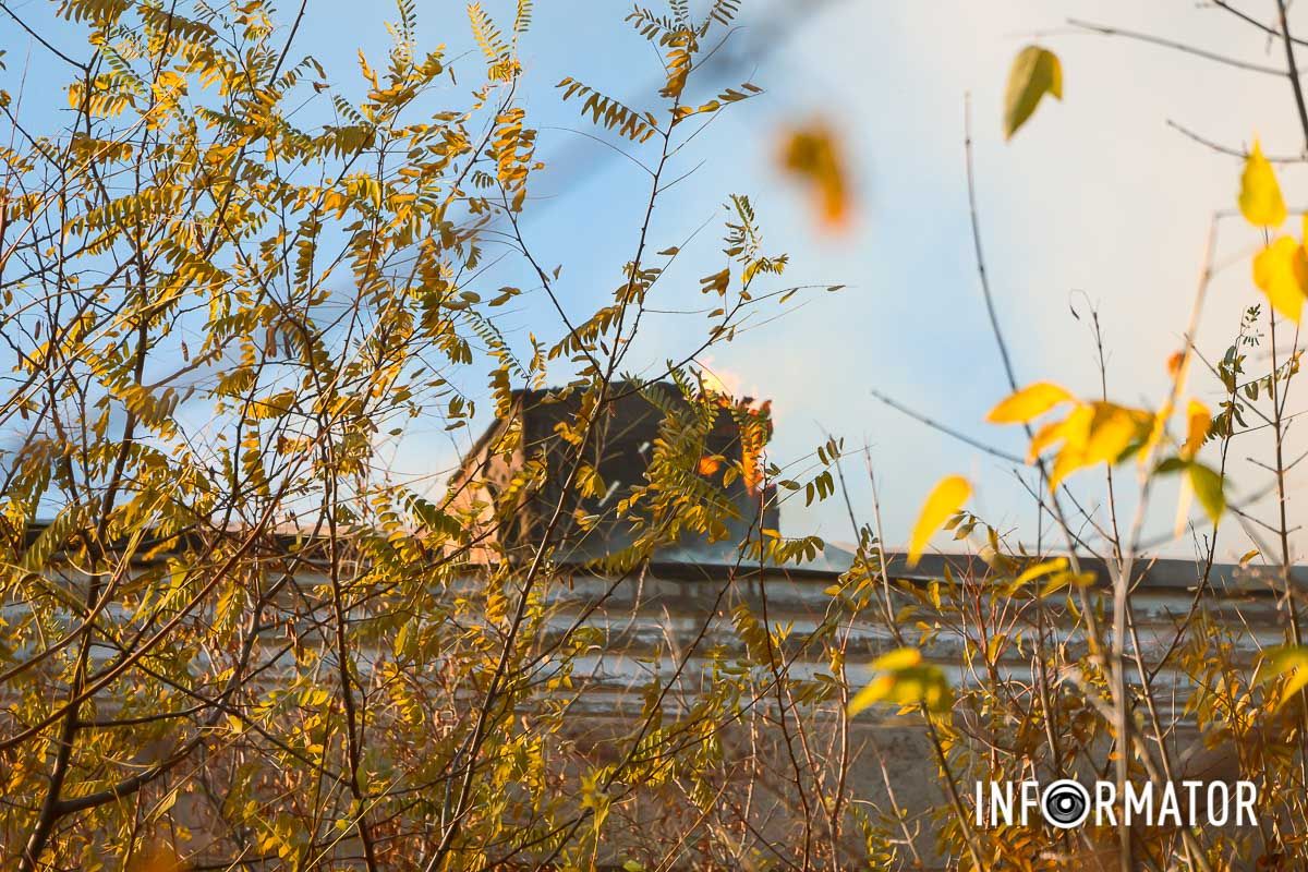 Інформації про постраждалих немає Стовп диму видно з лівого берега: у Дніпрі на вулиці Вишиваного сталася пожежа 5
