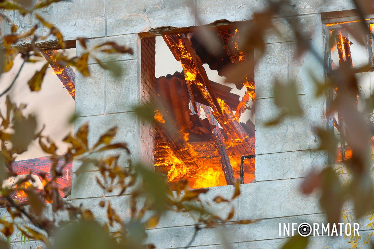 Вогонь Стовп диму видно з лівого берега: у Дніпрі на вулиці Вишиваного сталася пожежа 10