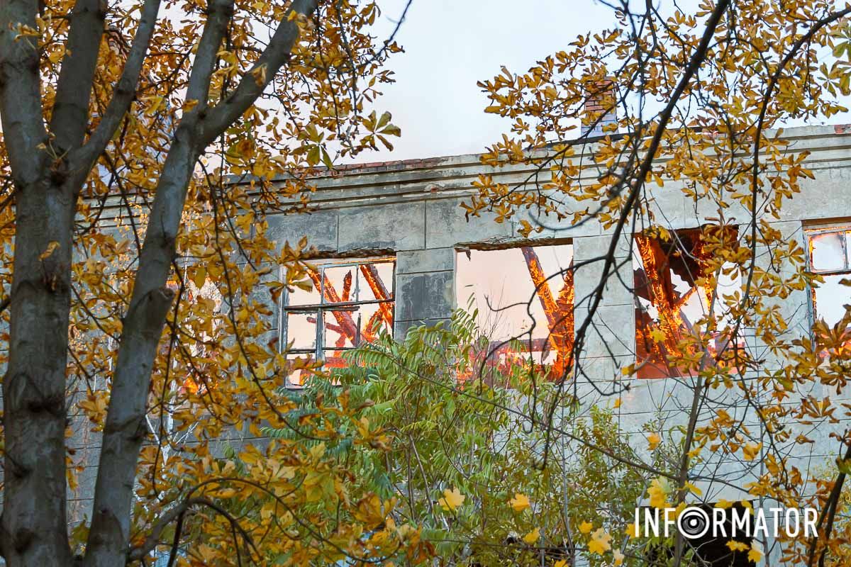 Фото: Дмитро Федоров Стовп диму видно з лівого берега: у Дніпрі на вулиці Вишиваного сталася пожежа 9