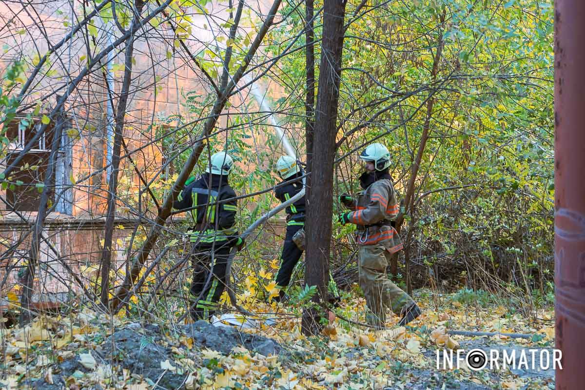 Надзвичайники Стовп диму видно з лівого берега: у Дніпрі на вулиці Вишиваного сталася пожежа 8
