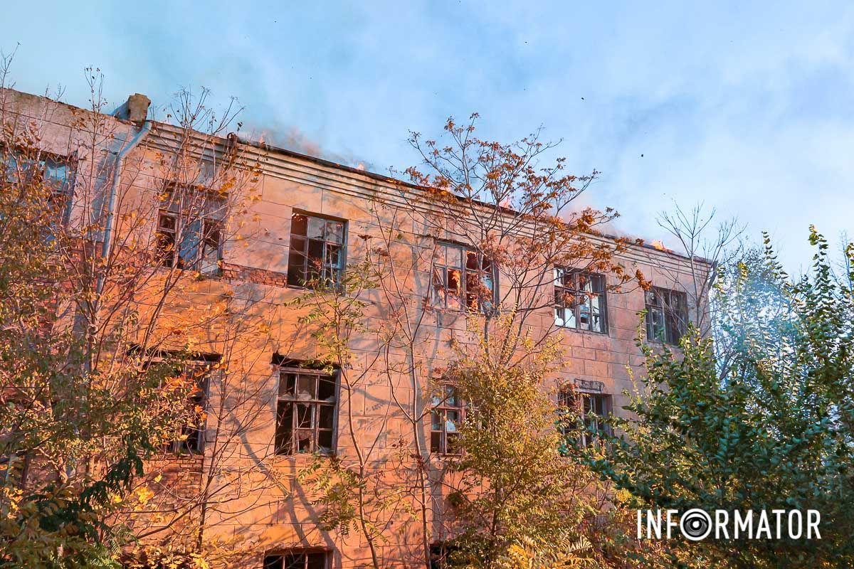 На місці задіяні 3 спеціальні техніки Стовп диму видно з лівого берега: у Дніпрі на вулиці Вишиваного сталася пожежа 6