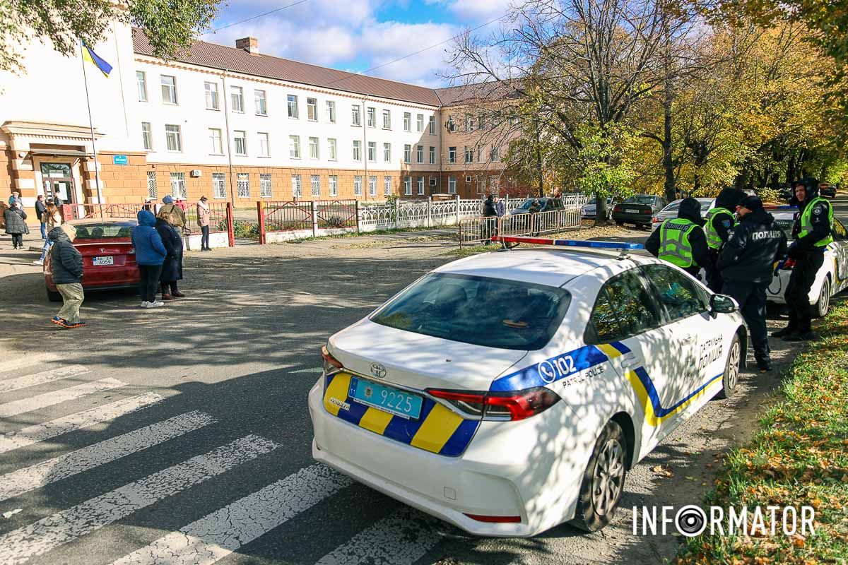 На місці працюють поліцейські У Дніпрі на Симиренківській 23-річний водій Ford збив школярів на переході: одна дитина загинула, інша — в лікарні 13