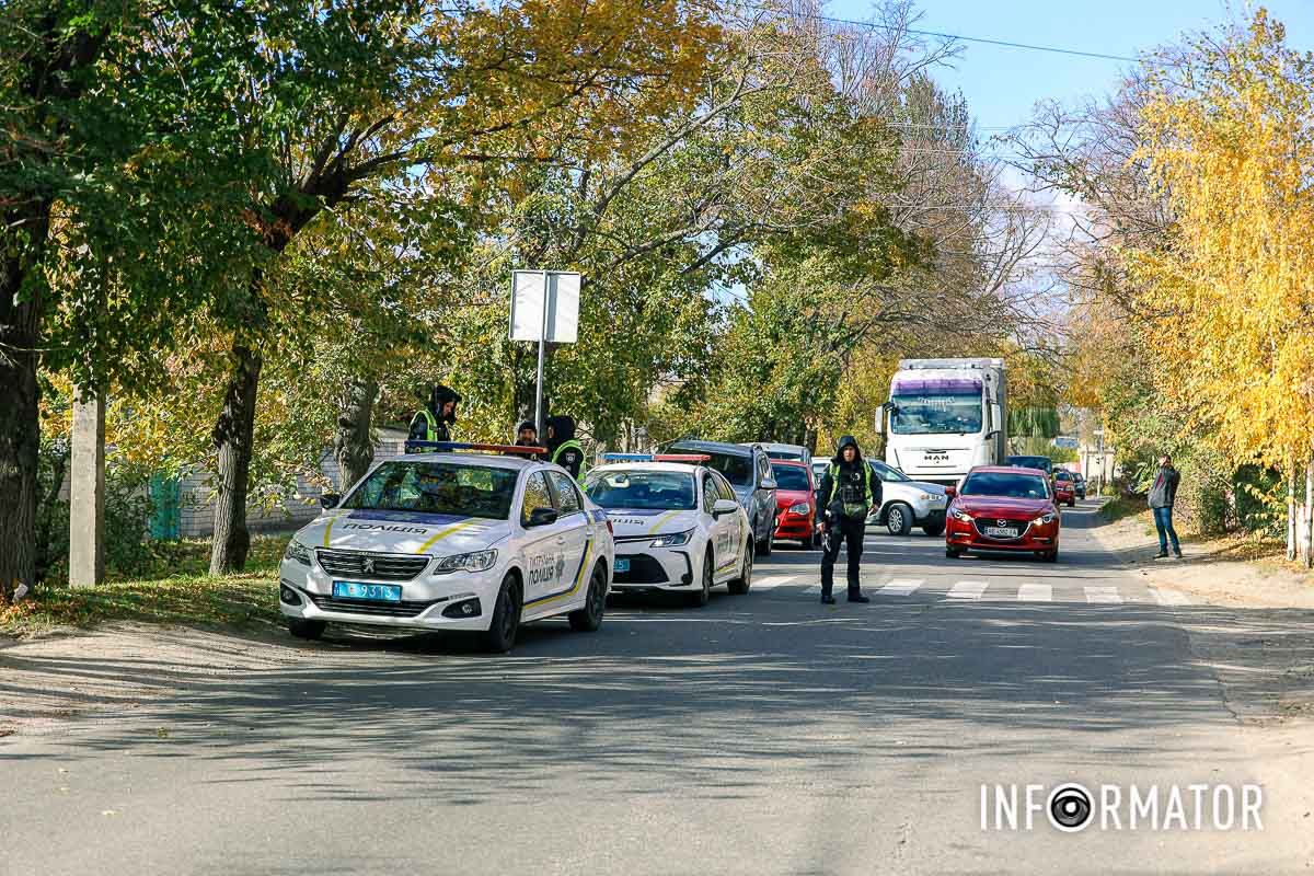 Рух на ділянці не ускладнений У Дніпрі на Симиренківській 23-річний водій Ford збив школярів на переході: одна дитина загинула, інша — в лікарні 12
