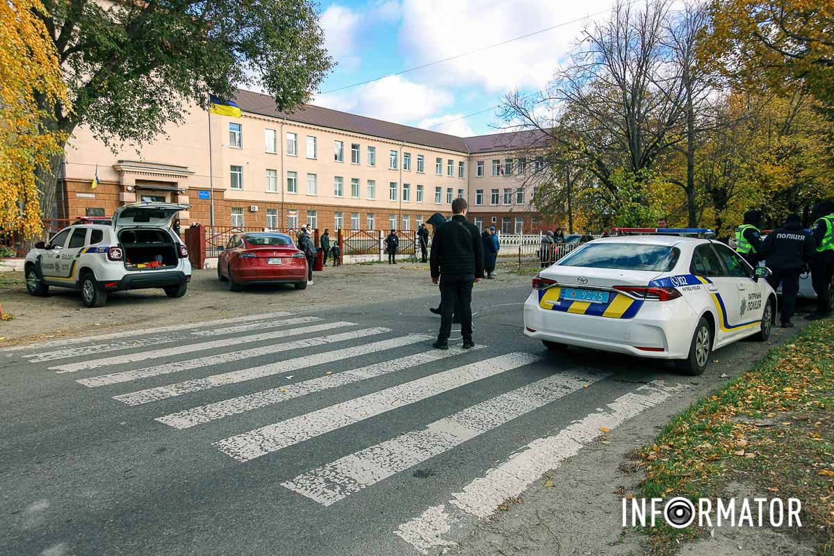 Усі деталі ДТП з’ясує слідчий У Дніпрі на Симиренківській 23-річний водій Ford збив школярів на переході: одна дитина загинула, інша — в лікарні 8