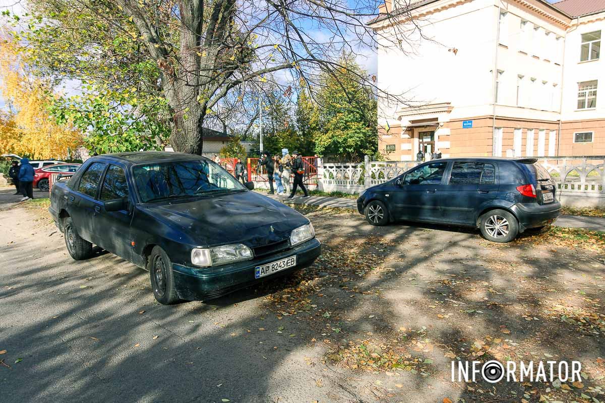 За попередніми даними, діти йшли по переходу У Дніпрі на Симиренківській 23-річний водій Ford збив школярів на переході: одна дитина загинула, інша — в лікарні 5