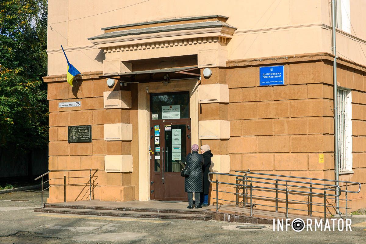 Тут 23-річний водій Ford збив двох дітей 2016 року народження. У Дніпрі на Симиренківській 23-річний водій Ford збив школярів на переході: одна дитина загинула, інша — в лікарні 2