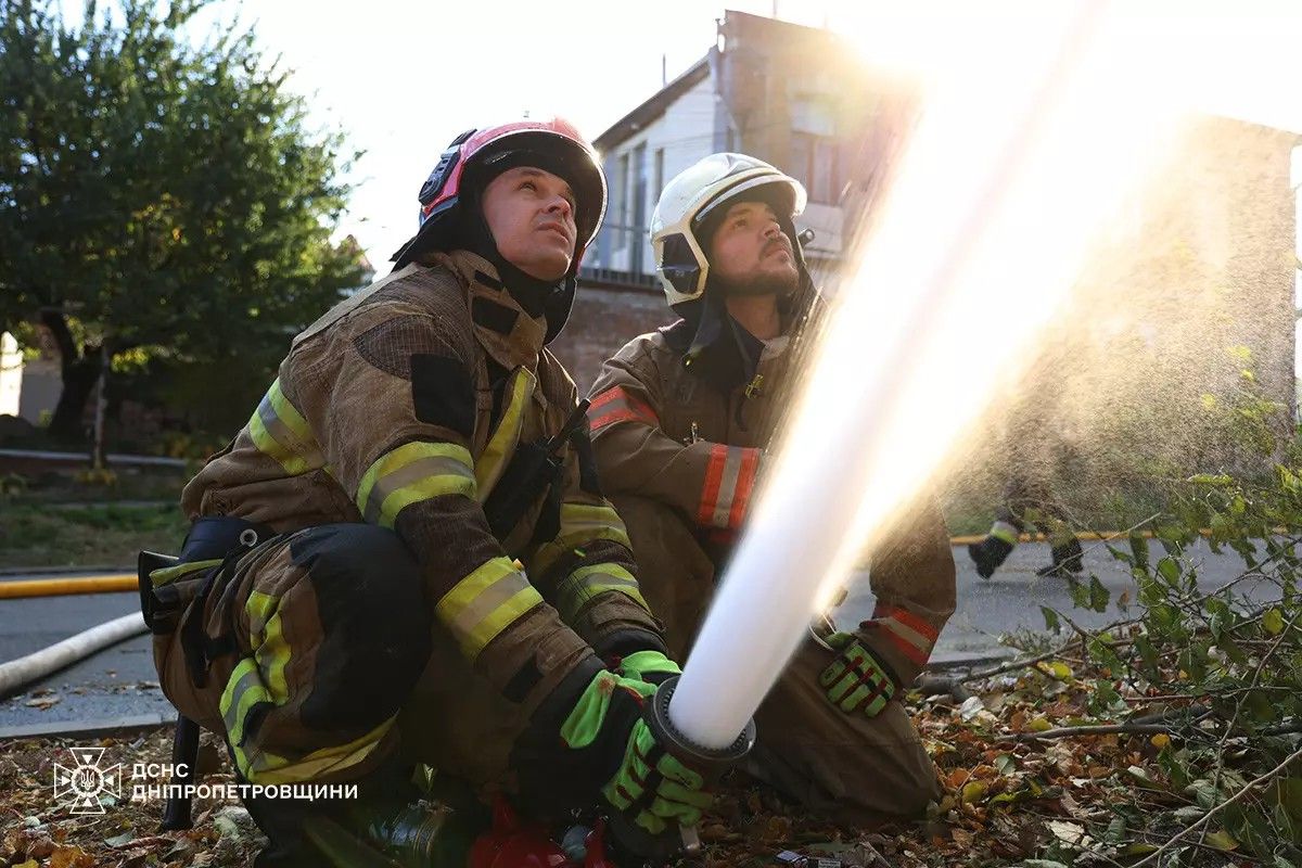 На розі вулиць Вишиваного (колишня Свєтлова) та Первозванівської (колишня Короленка)