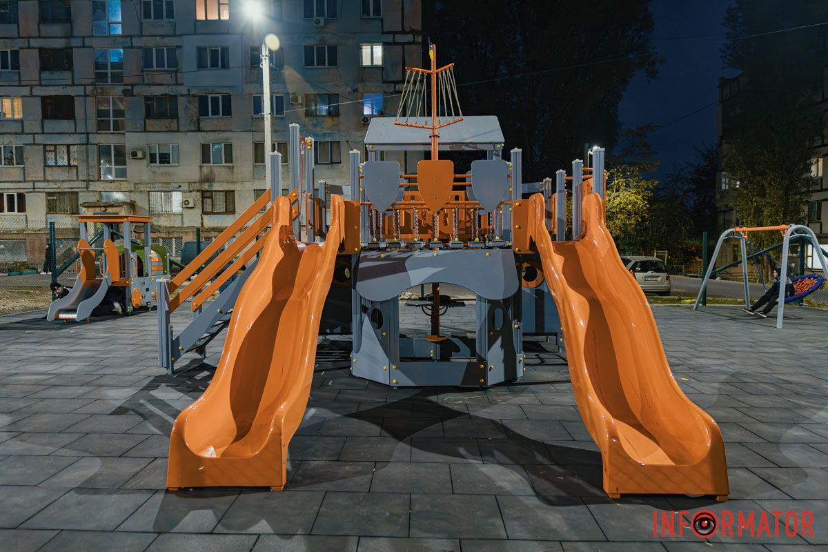 Зокрема, великий мультифункціональний майданчик, дитячий та спортивний Зокрема, великий мультифункціональний майданчик, дитячий та спортивний