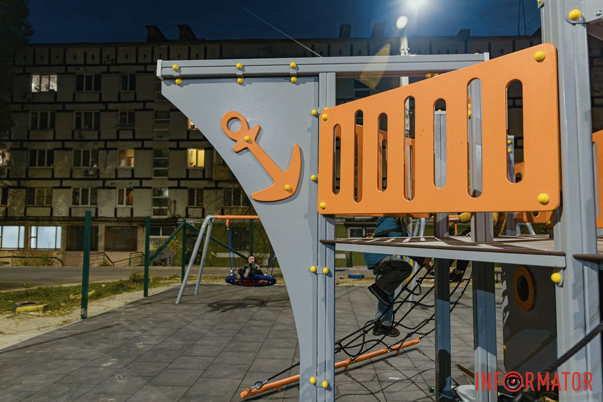 Дитячий майданчик вже майже готовий  Дитячий майданчик вже майже готовий