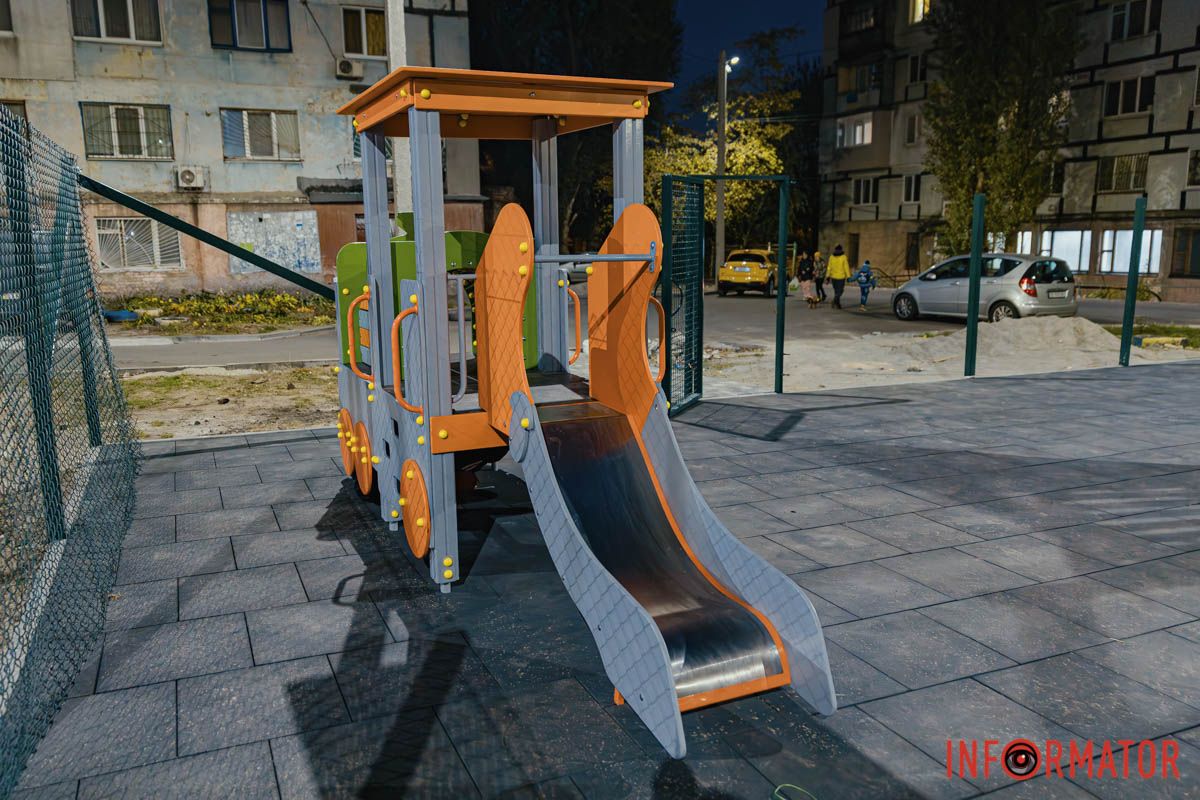 Тут зробили гумове покриття  Тут зробили гумове покриття