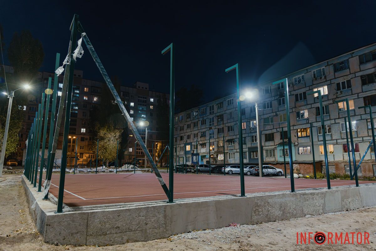 Майданчики освітлюють ліхтарі   Майданчики освітлюють ліхтарі